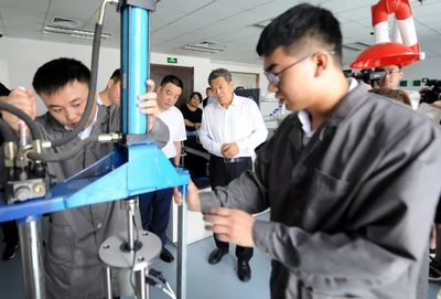 商鋪門前停車位權屬之爭 新技術研發能否破解城市管理難題？